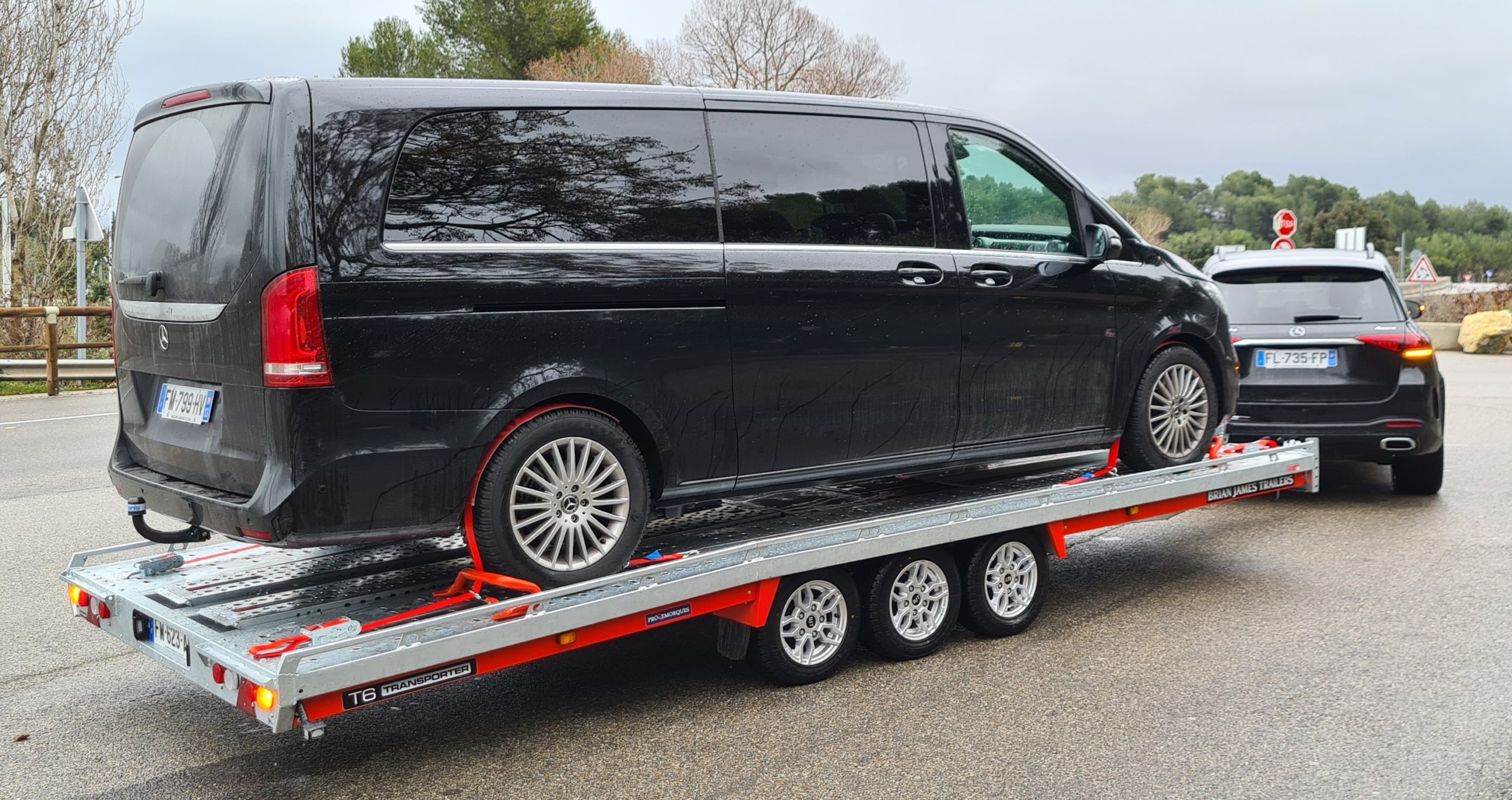 Vue latérale du Mercedes Benz minibus